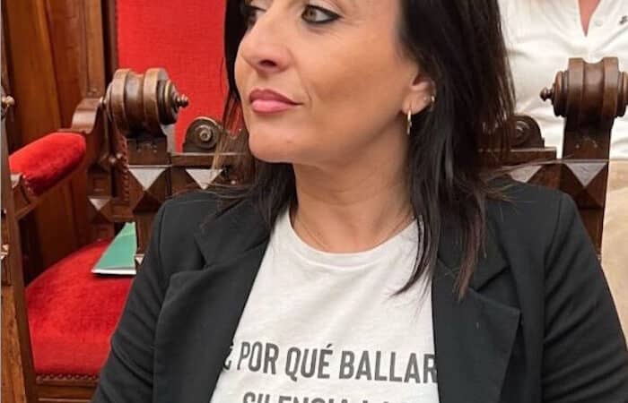 Suspendido el pleno municipal de Terrassa por una camiseta de Alicia Tomás